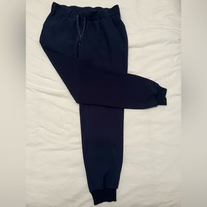 Women's Size 6 Lululemon On The Fly Woven Jogger - Navy Blue
